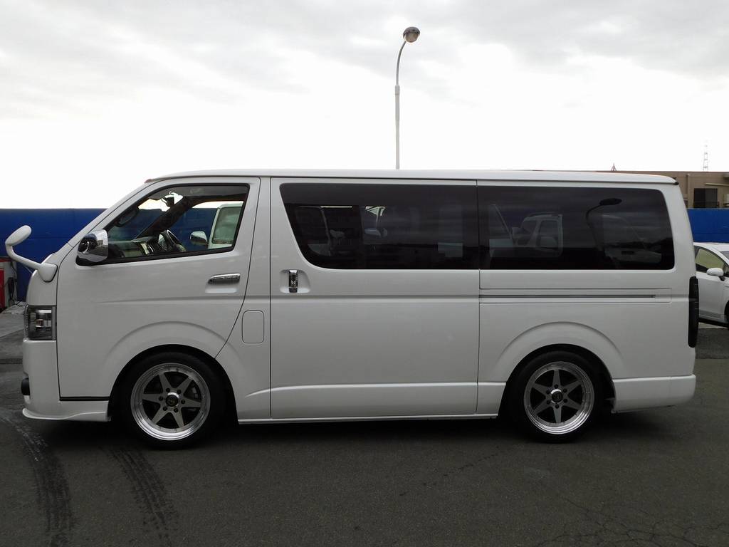 横から見てもキマってます！低い箱車はやっぱりカッコいいですねっ♪