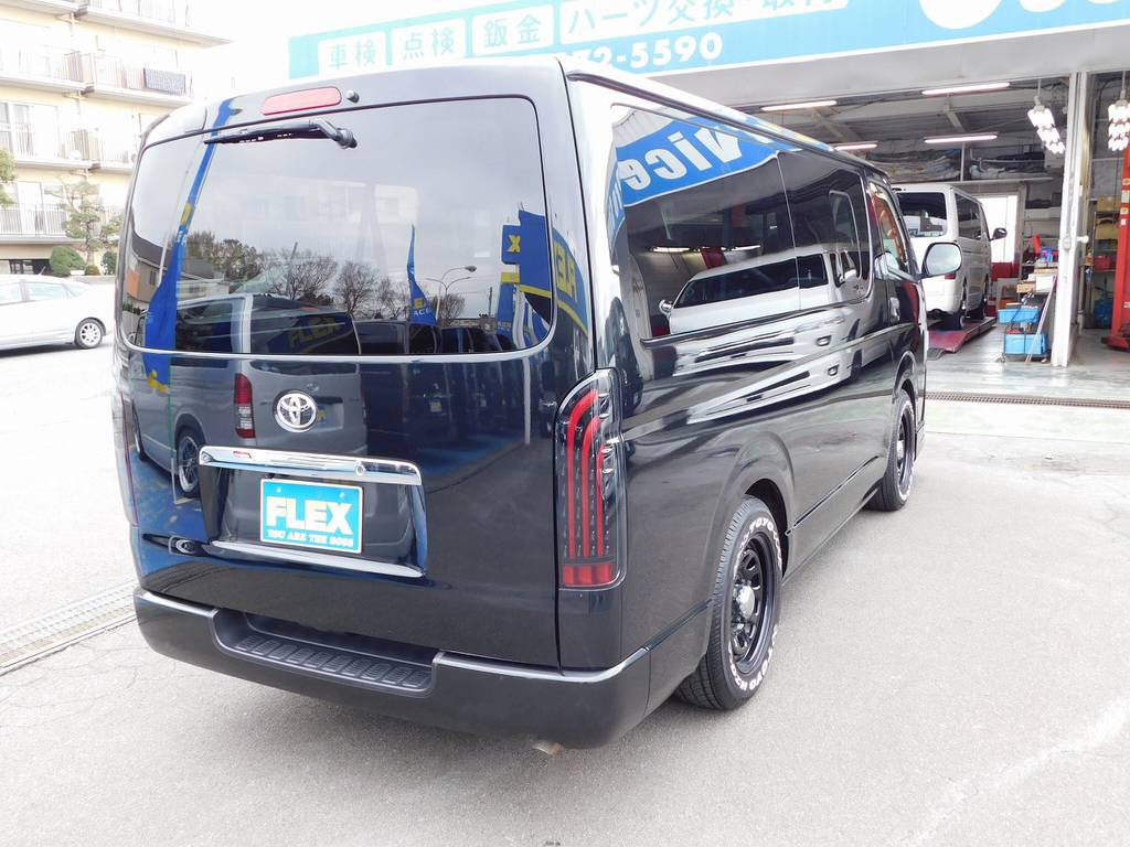 迫力の後ろ姿！テールは４１５コブラのＬＥＤテールに換装済み♪レッドバーがブラックボディに似合いますねっ！
