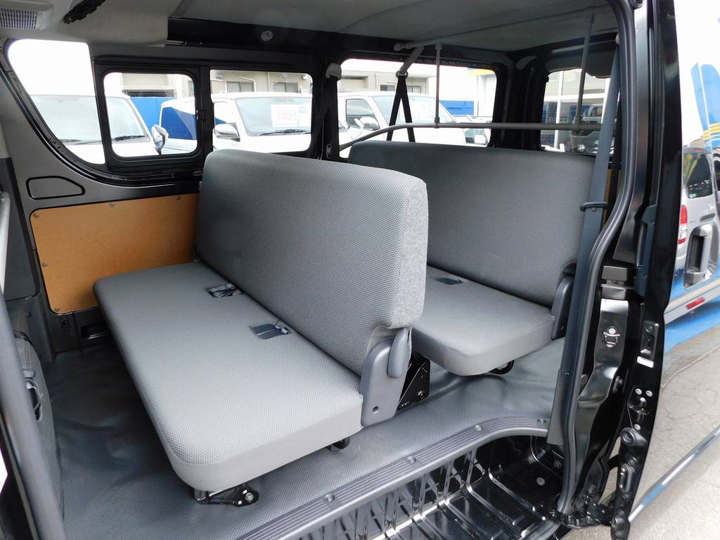 さらに後ろは６人乗車可能！人や荷物を運ぶ時に大変便利な仕様です！