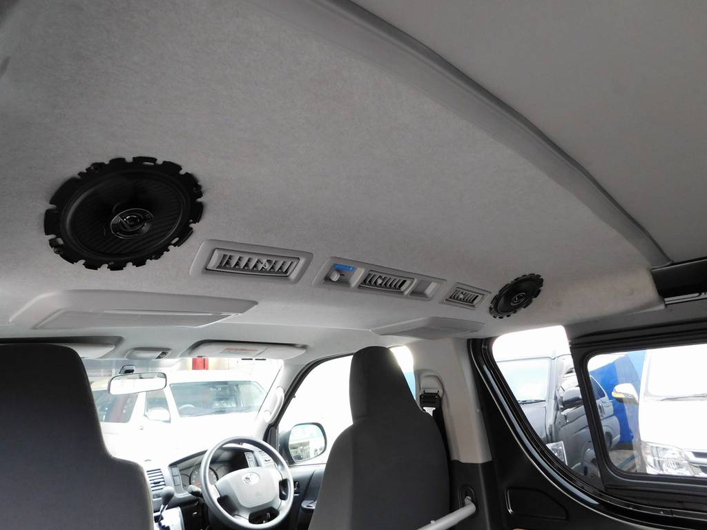 メーカーオプションのリヤクーラー付き車♪スピーカーも増設してありますよっ♪
