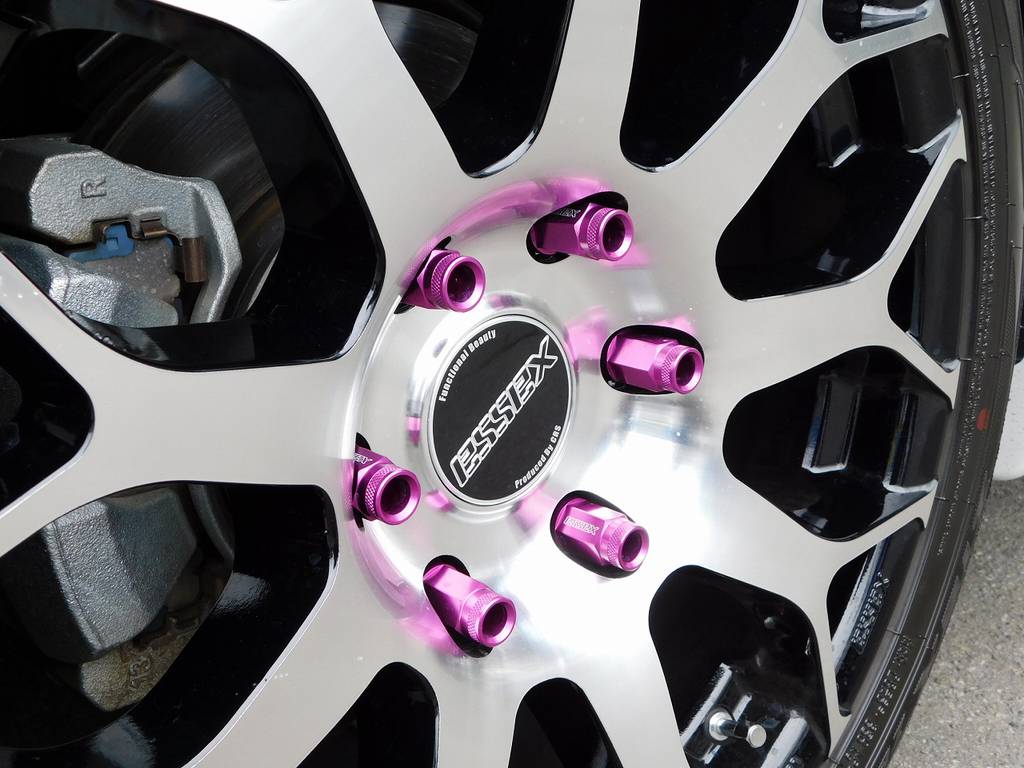 ホイールナットもこだわりのＥＳＳＥＸ製２ピースシェルナットを装着！インパクト抜群ですねっ♪