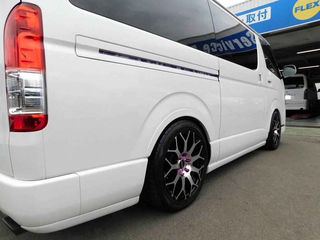 フルエアロ車だけが醸し出すこの美しいライン♪スライドドアのレール部分にも遊び心がプラスされてますよっ♪