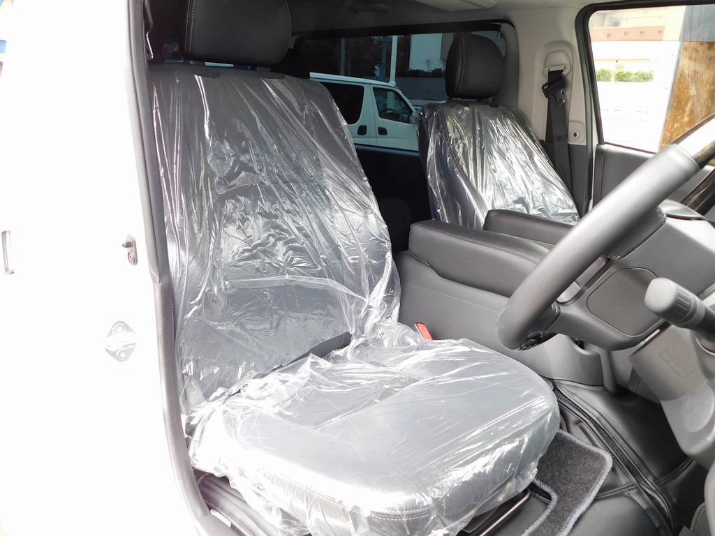 フロントシートは新車時のビニールが掛かったままの状態です！新車時にシートを交換されていましたのでオーナー様曰く座ったのは２時間ぐらいだそうです！！！