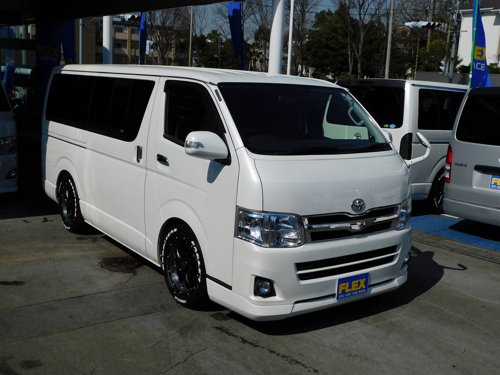 純白に輝くこのボディ♪ワイパーカウルが付いてドアミラーが同色だとスタイリッシュで美しいですねっ♪