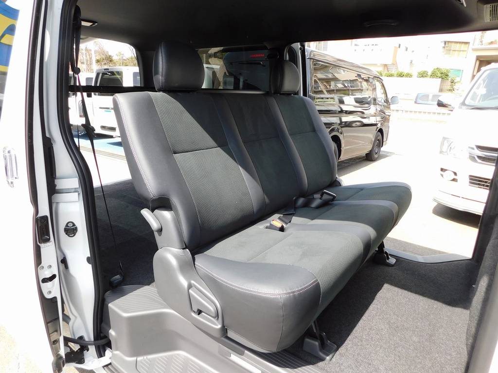 セカンドシートはゆったり座ることが出来ます！グレーのハーフレザーが特別仕様車の証です♪