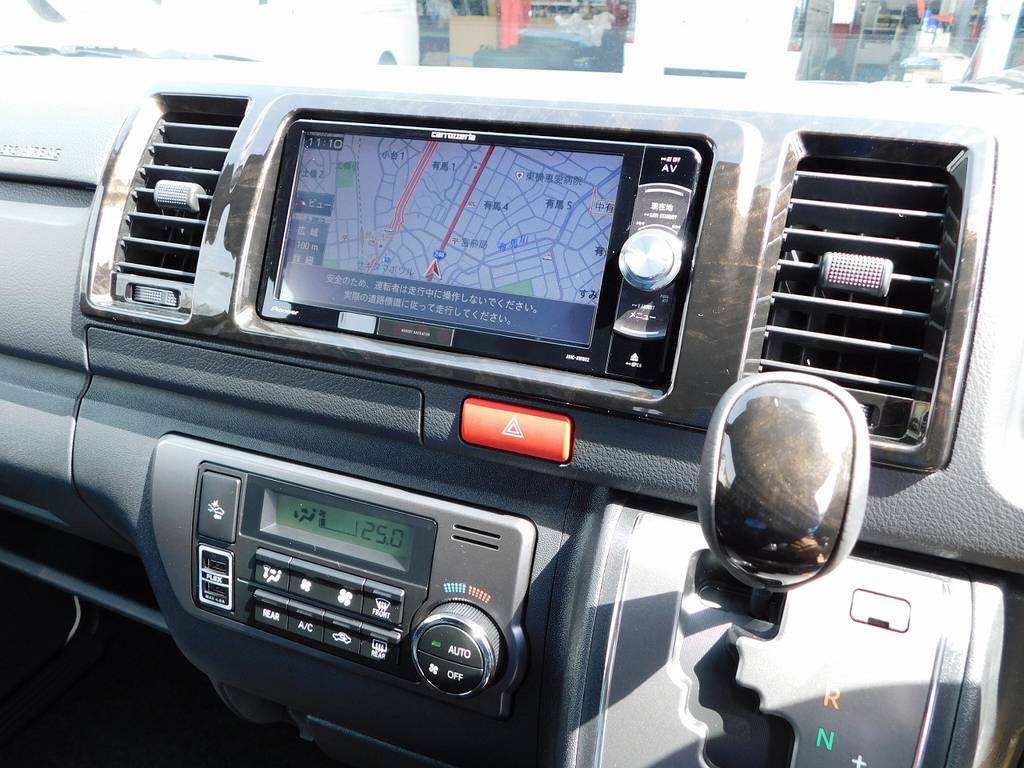 搭載されるナビは人気のカロッツェリア製♪もちろん現行モデル♪車両価格込みですので追加費用は掛かりませんよっ♪