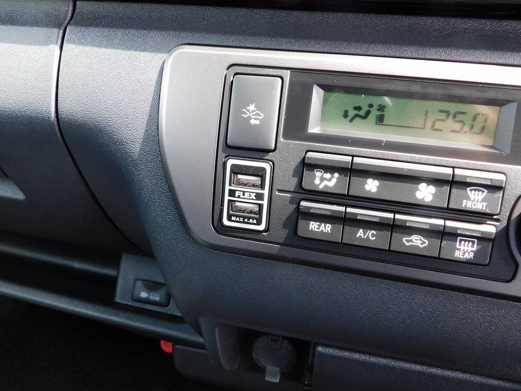 おまけでフレックスオリジナルのＵＳＢ充電器も装着してしまいました♪何気に便利なんですよっ♪