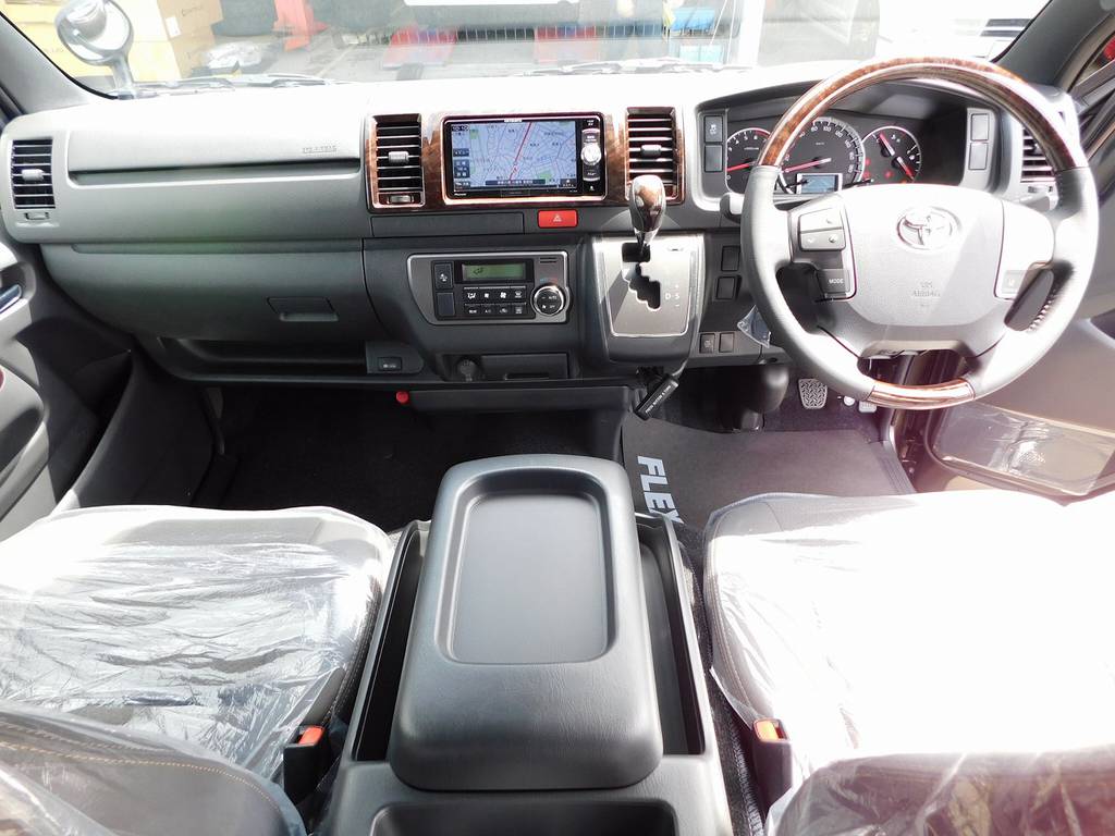 特別仕様車専用のマホガニー調パネルで高級感がアップしております！座面も高くて見晴らしもグッドです！！！