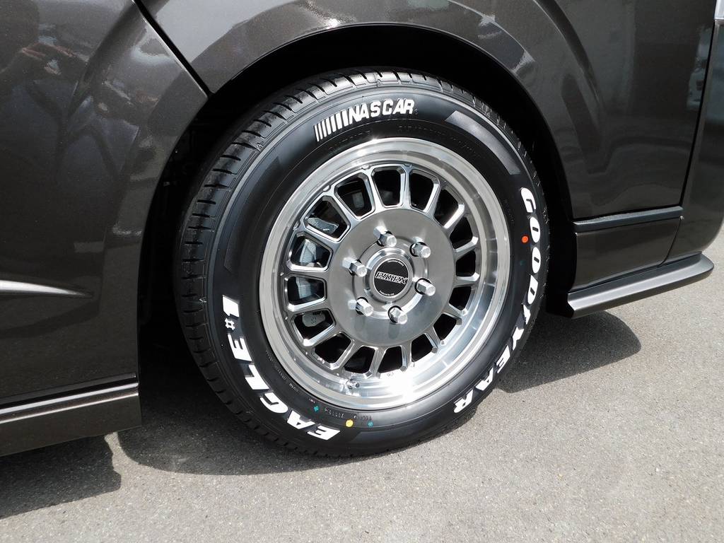 足元をキメるのはＥＳＳＥＸ製ＥＮＣＤ１７インチアルミホイール！デッシュ系でハイエースとの相性はバッチリですよぉ！！！