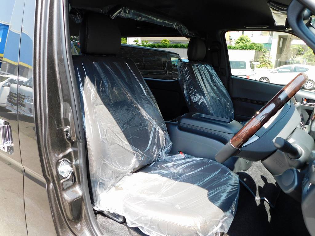 専用装備のハーフレザーシートは高級感があり通常モデルとは違いますよっ！！！