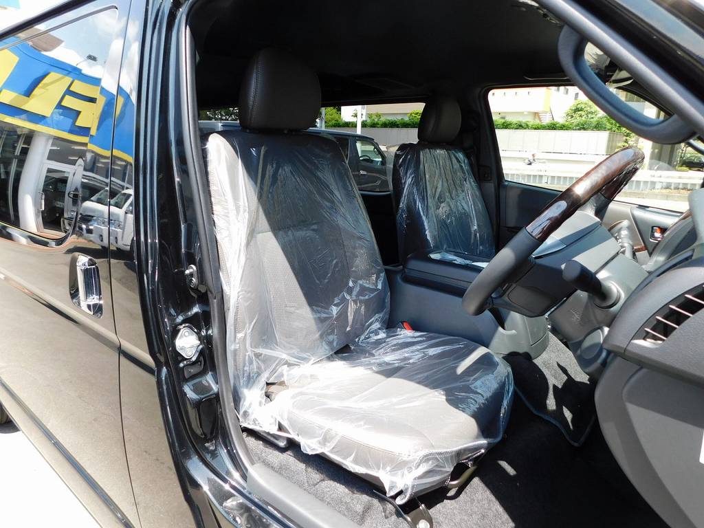 特別限定車専用のハーフレザーシート♪ノーマルスーパーＧＬとは高級感が違いますねっ♪