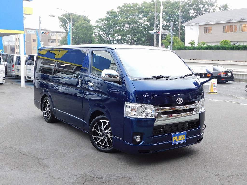 箱車の王者ハイエース！たたずまいも威風堂々としてますねっ♪