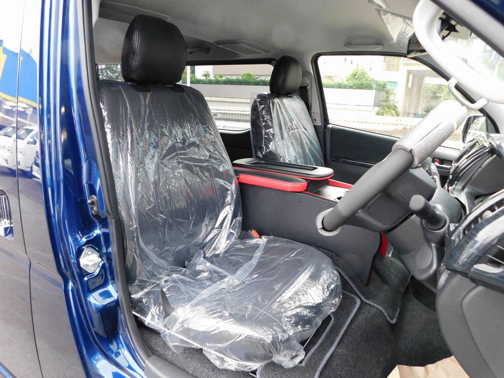 ハイエースカスタムには欠かせない黒革調シートカバーももちろん装着済み♪純正モケットとは高級感が違いますねっ♪