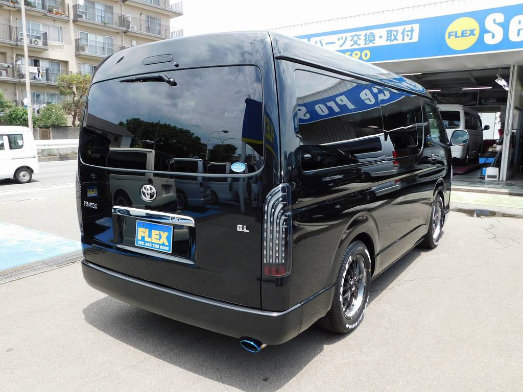 迫力の後ろ姿♪テール・ハイマウントはもちろんＬＥＤに換装済みですよっ！箱車の風格ありますねっ♪