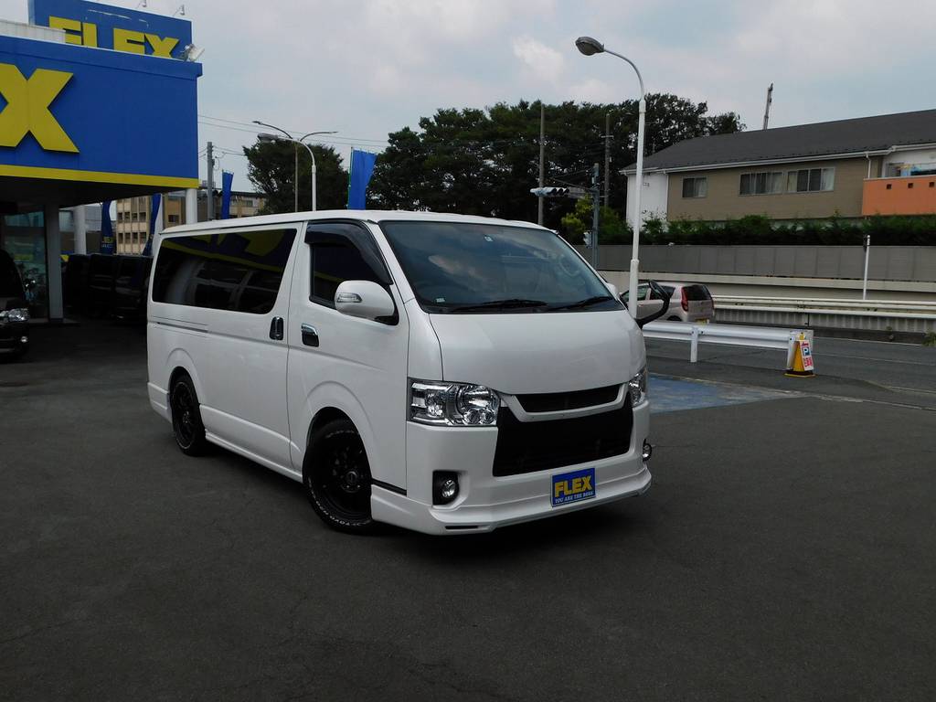 純白のカスタムハイエースはたたずまいも威風堂々ですねっ♪
