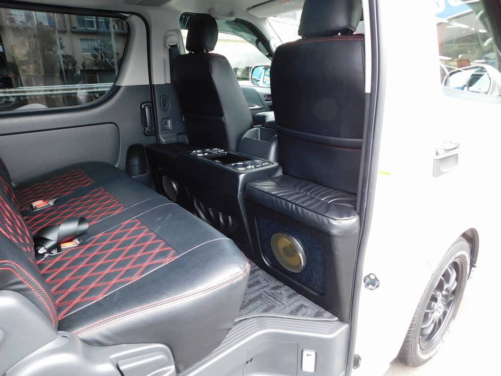 セカンドテーブル付きでオットマンになりますよっ♪スピーカーも入っておりますので迫力の音を楽しめます♪
