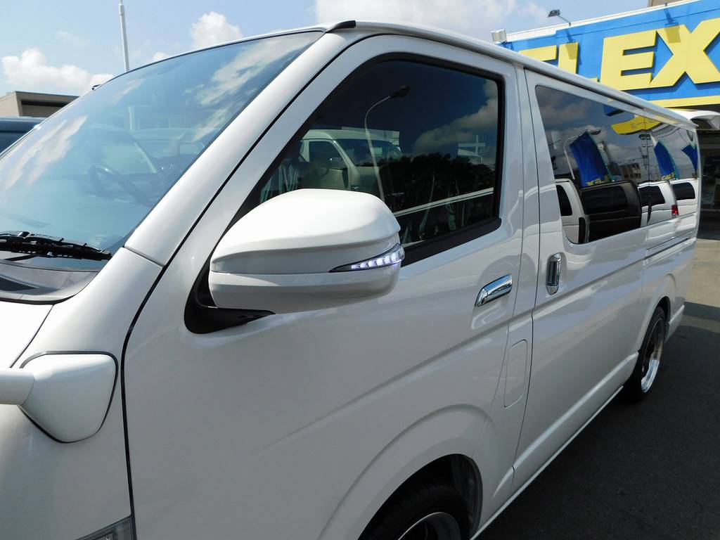 ドアミラーウィンカーはアベスト製流れるシーケンシャル！ブルーのマーカーは闇夜に輝き美しい♪