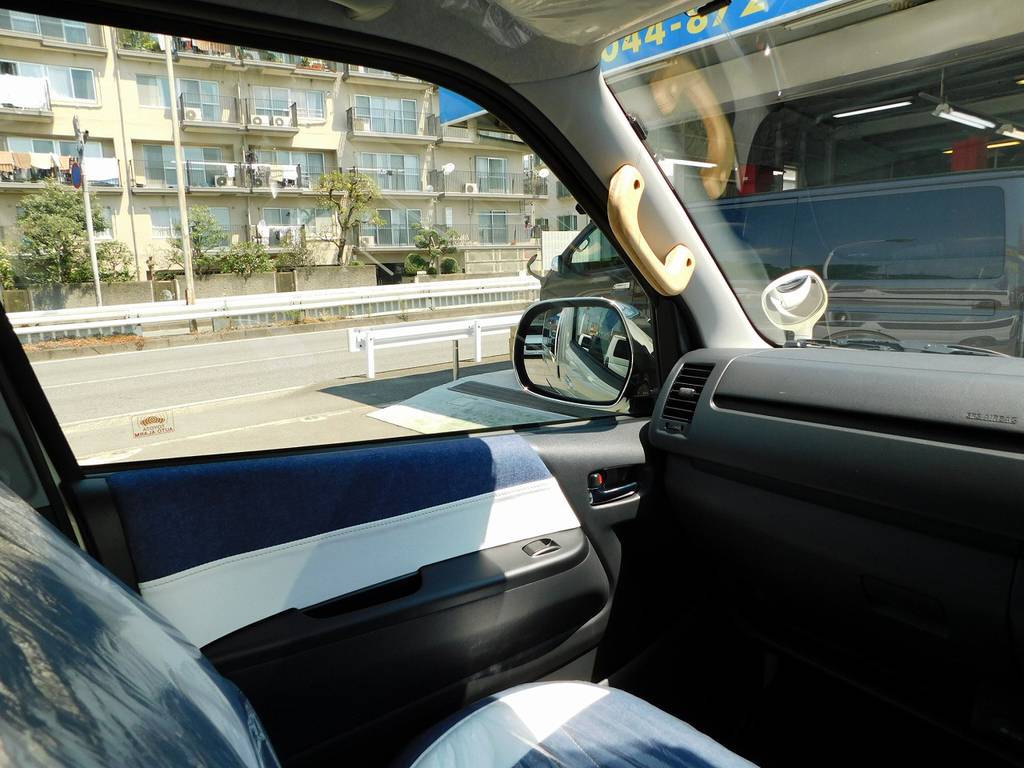 ドアパネルまで統一のインディゴブルー！商用車のハイエースがお洒落に変身ですねっ♪