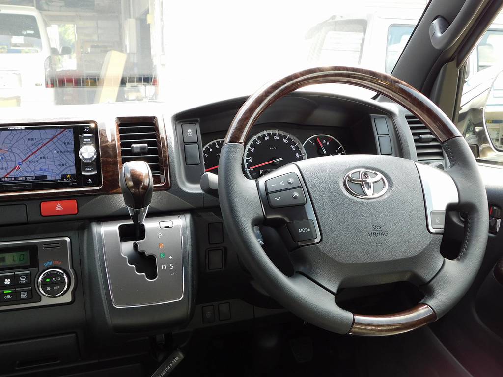 特別限定車専用のマホガニー調ウッドコンビステアリングとシフトノブが特別感を演出しております♪