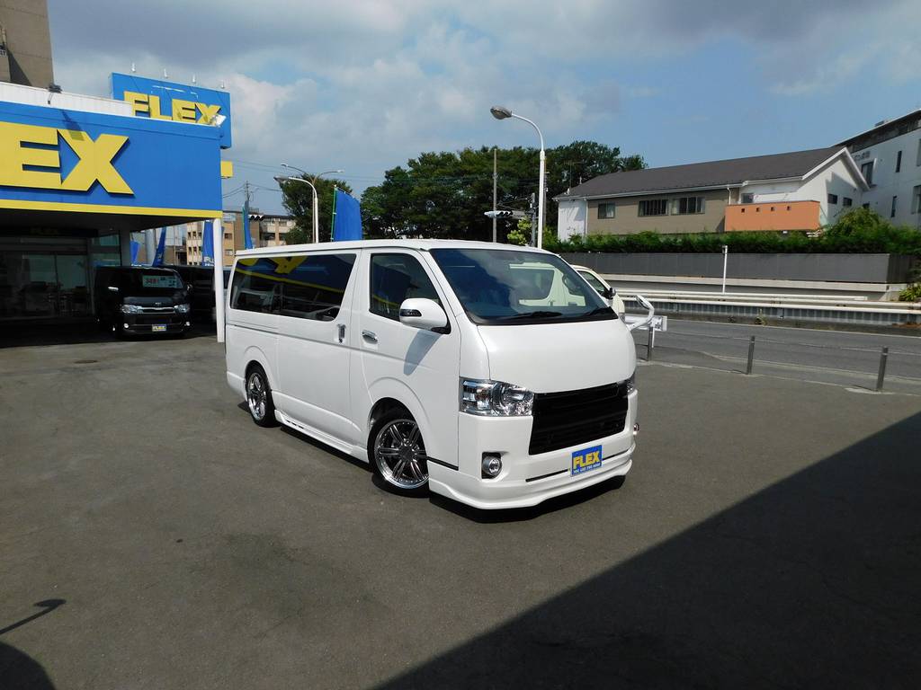 純白の白蛇♪たたずまいもキマッてますねっ！！！これぞカスタムハイエース！！！