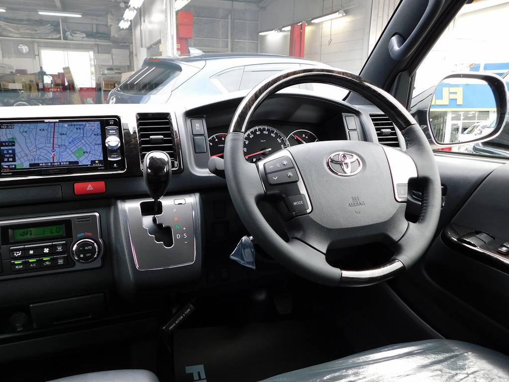 特別仕様車専用のマホガニー調ウッドコンビステアリングとシフトノブ♪もやは商用車とは思えない仕上がりですねっ！！！