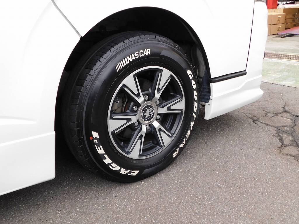 タイヤはグッドイヤーのホワイトレタータイヤを装着！