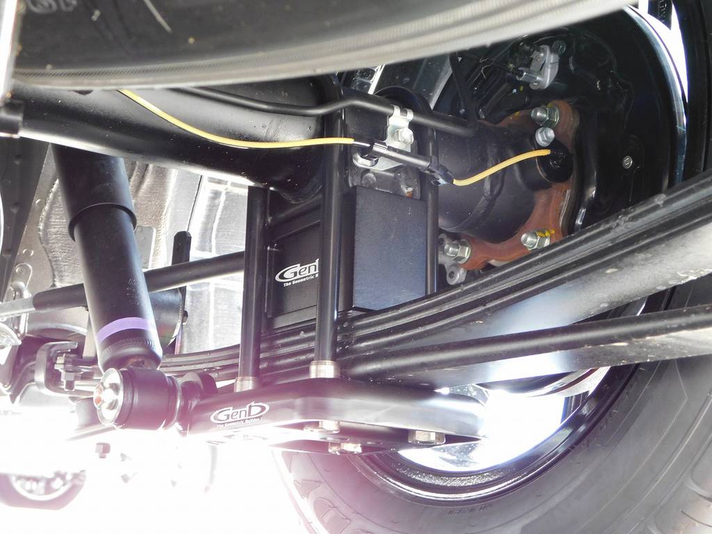 ローダウンは玄武製スーパーローダウンブロックシステム３インチを採用♪約７．５センチローダウンで圧巻のフォルム！ブラケットも玄武製に交換済みで地上高もしっかり取れてますよっ！