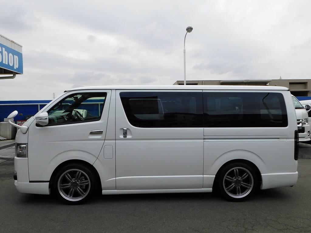 低い箱車は問答無用でカッコいいですねっ♪これぞカスタムハイエースですねっ♪