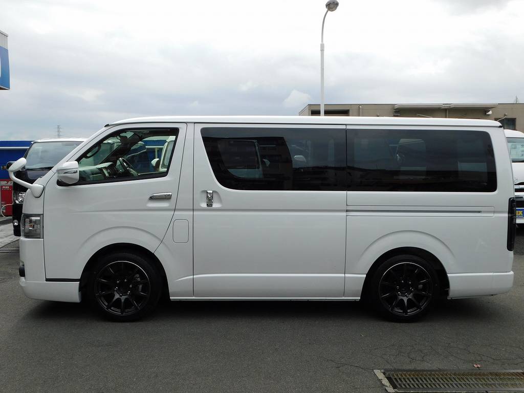 横から見てもキマッてますねっ♪低い箱車は問答無用でカッコいいです♪