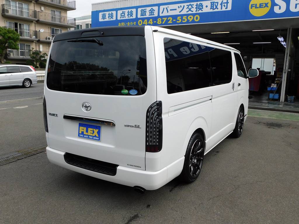 スタイリッシュな後ろ姿！テール・ハイマウントはもちろんＬＥＤに換装済み♪純白のボディとスモークの相性はバッチリですねっ♪