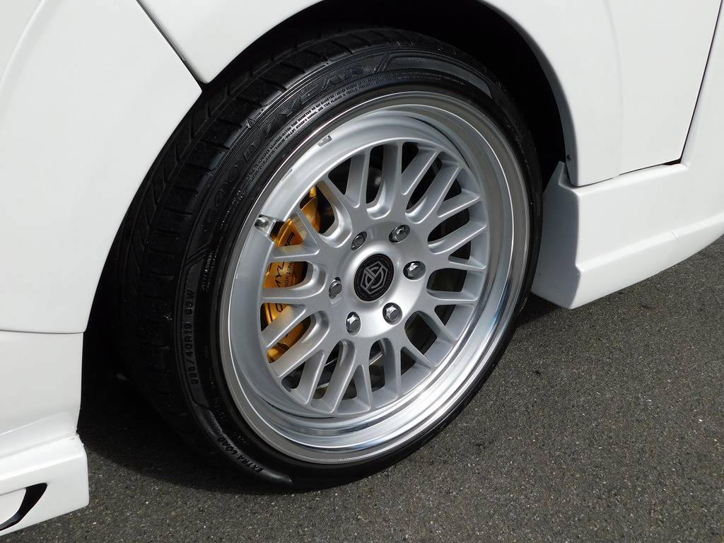足元をキメるのはＴ・Ｓ・Ｄのエックストゥリー１９インチ！ステップリムの２ピース♪リムの輝きと深さがこの車にピッタリマッチしておりますねっ！買うとなかなかのお値段ですのでかなりお得ですよっ♪