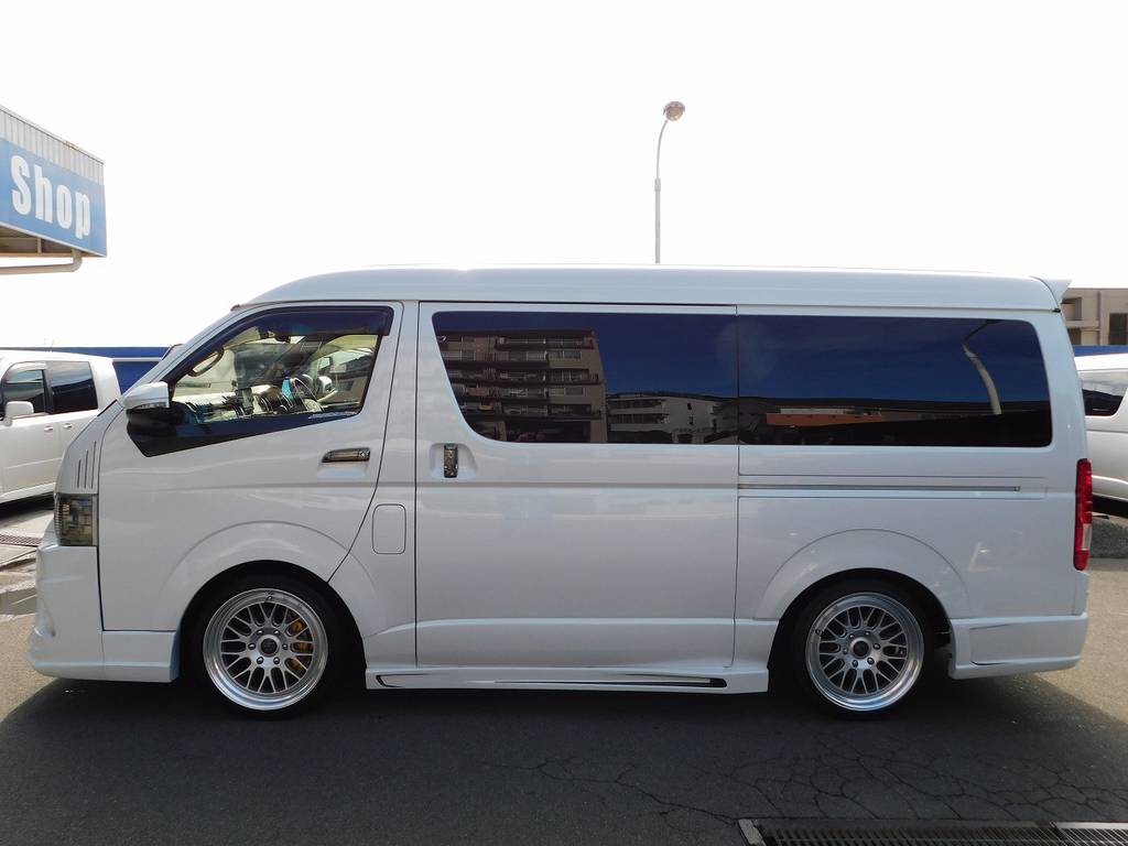 この塊感をご覧ください！ドアノブもクロームメッキ加工♪箱車の帝王と言ったらハイエースですねっ！！！
