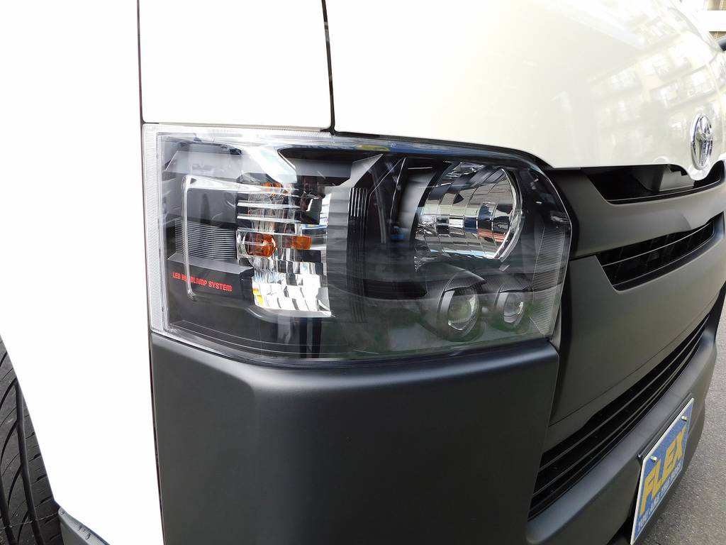 ヘッドライトはインナーブラック施済！赤文字で墨入れして遊び心をプラス！車の印象がガラッと変わりますねっ♪
