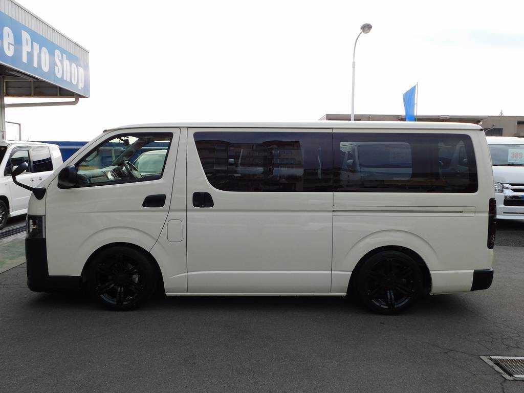 低い箱車は問答無用でカッコいい♪ローダウンされたハイエースカッコいいです！！！