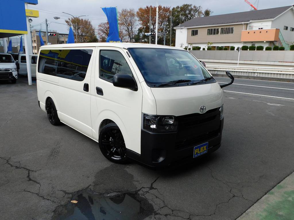 シンプルながらスタイリッシュにカスタムされたハイエース！嫌みのないカスタムが好感度高しですね♪
