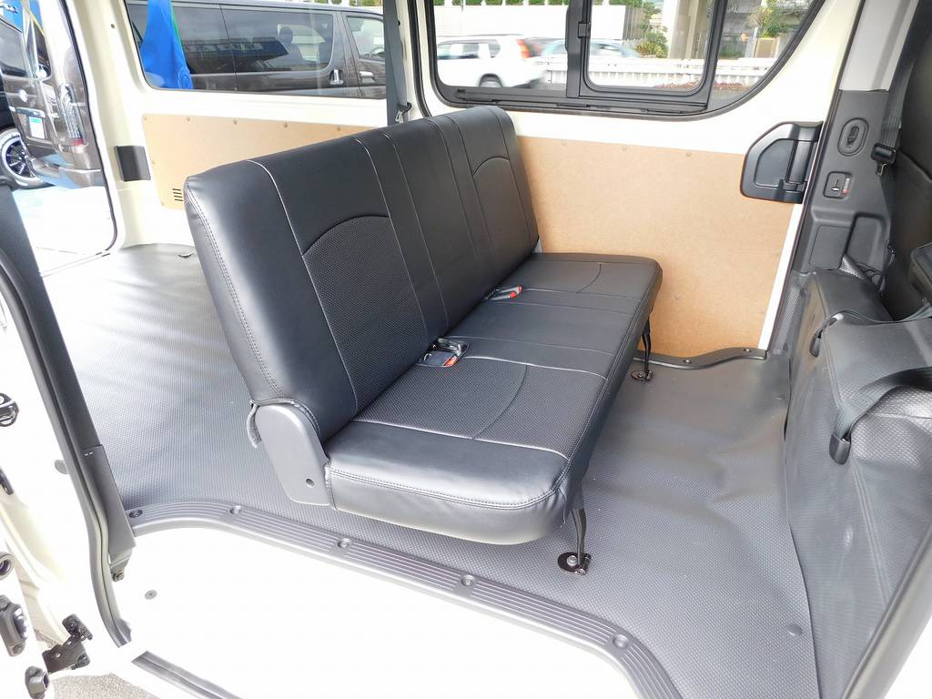 リヤシートにももちろん黒革調シートカバーを装着！お手入れもしやすくサっと拭けますよっ！！！