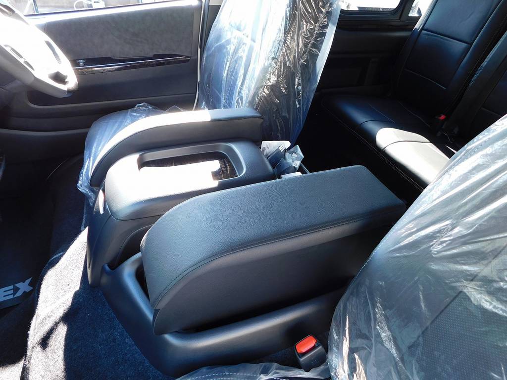 運転席と助手席にはアームレストも完備！有るのと無いのとでは大違いですよっ♪