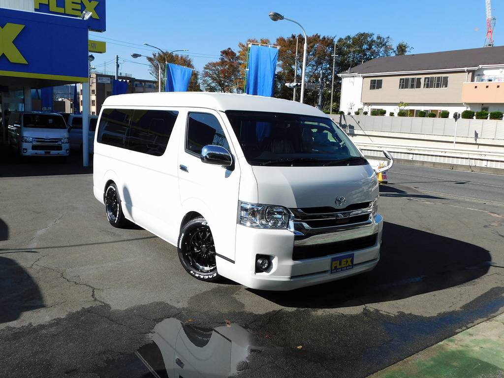 この威風堂々としたこの姿♪純白のボディが美しい♪人と違う車ならハイエースですよっ！！！