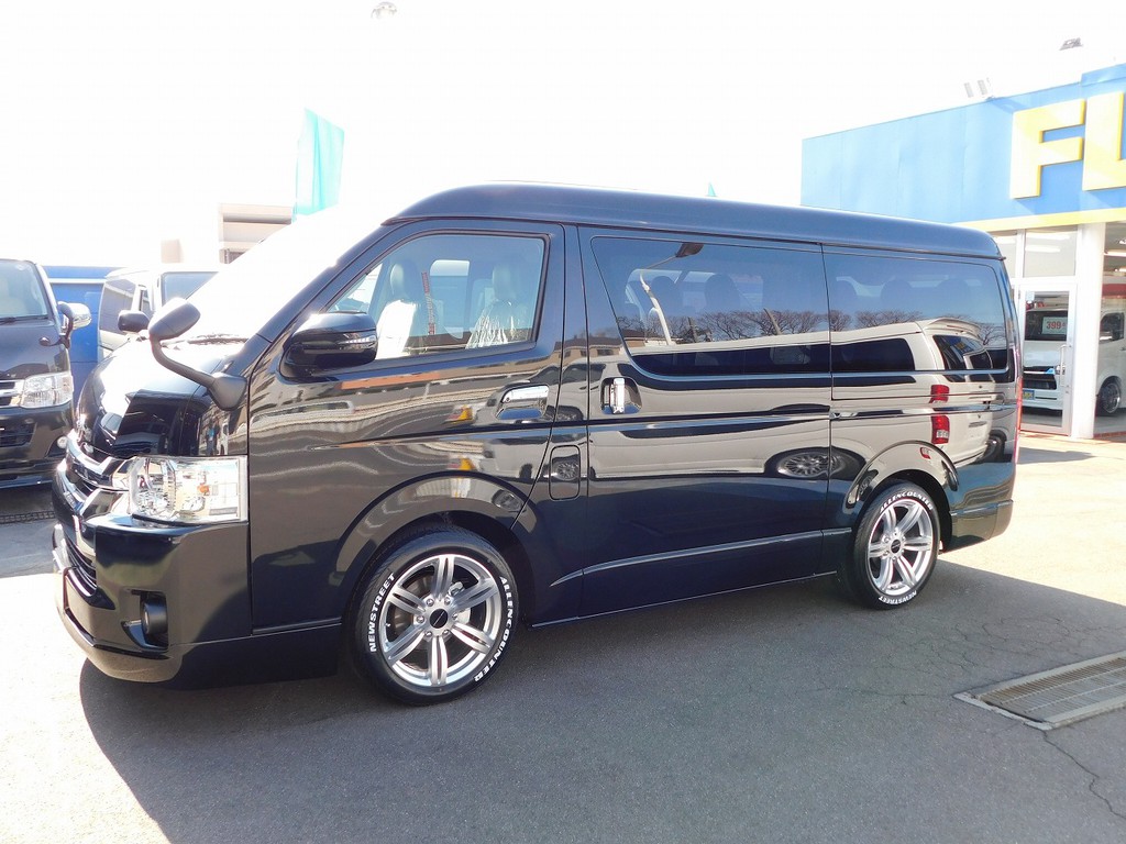 横から見てもカッコいい！低い箱車は良いですねっ♪ドアミラーウィンカーはアベスト製で流れるシーケンシャルタイプですよっ♪