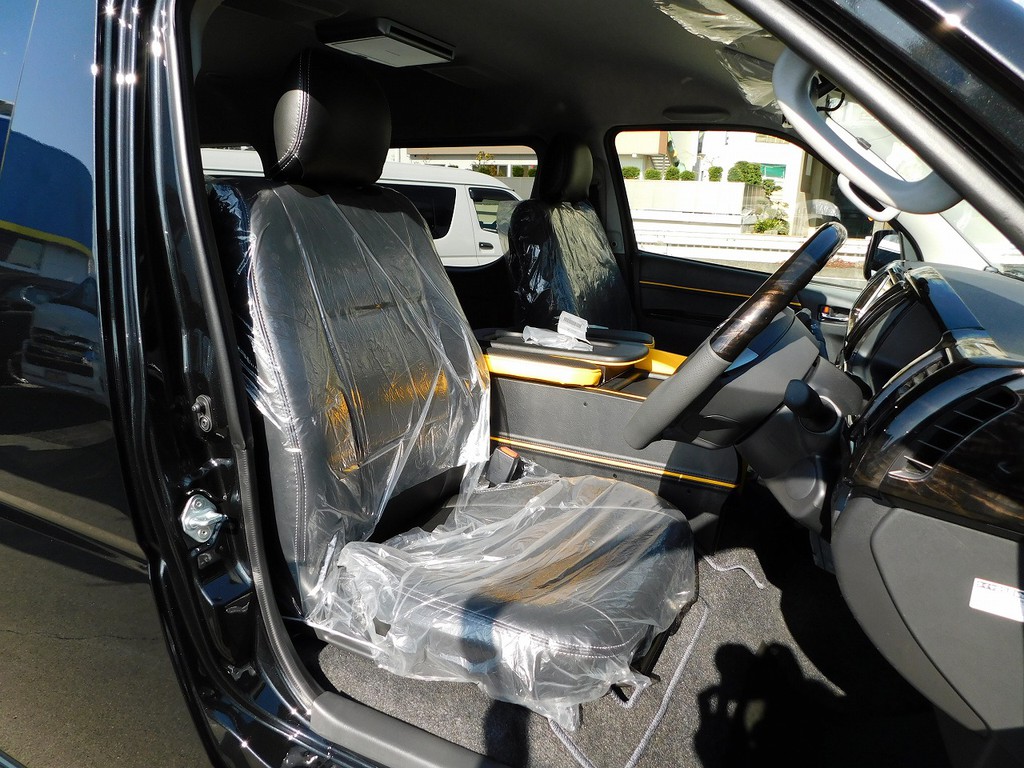 ハイエースカスタムには欠かせな黒革調シートカバーは全席に装着済み！高級感が出てますねっ♪