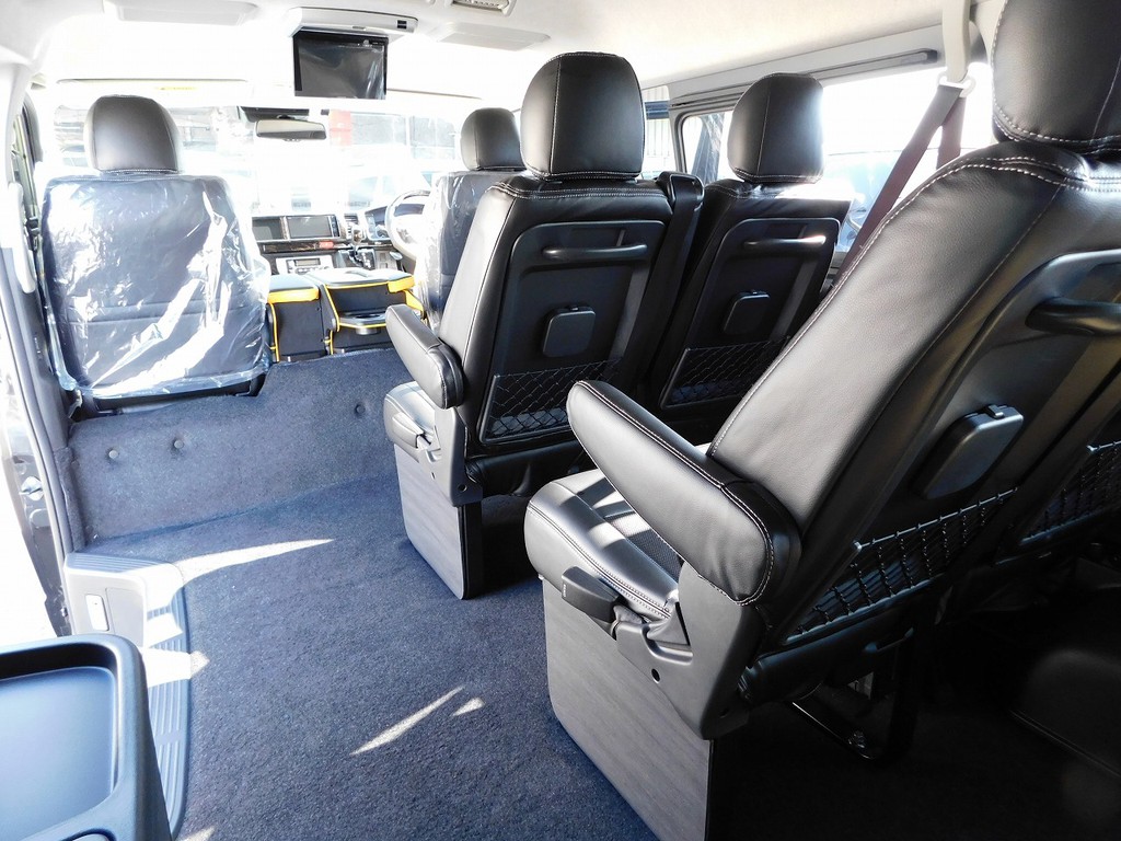 人も荷物も乗せられるゆったりとした室内空間！みんなでワイワイ出掛けられますよっ♪