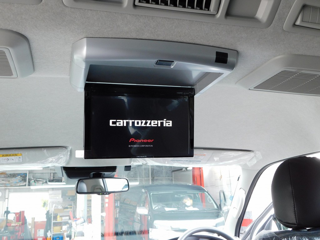 後席にはフリップダウンモニターを完備！映画やテレビを楽しみながらドライブできますよっ♪