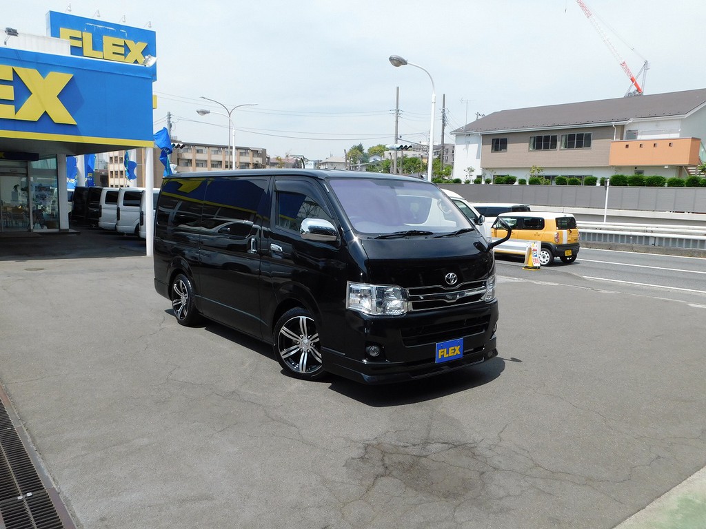 漆黒のハイエース！箱車の王者としての風格がありますねっ♪シンプルながらオーラがあります！！！