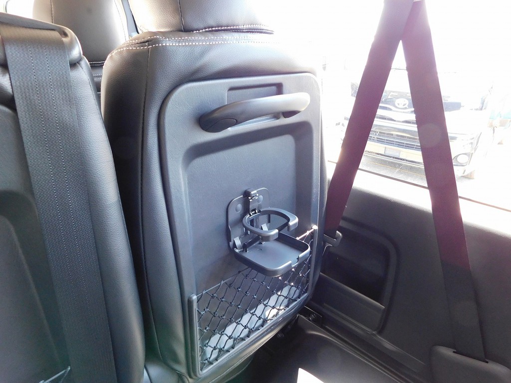 バスのように各席にドリンクホルダーが完備されております！旅行気分になりますねっ♪