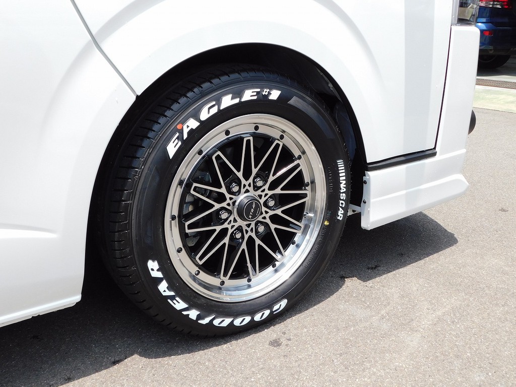 足元をキメるのはＷＯＲＫ製エクストラップ０３ＨＣ１７インチ♪クラシカルなデザインがカッコいいアルミホイールですよっ♪