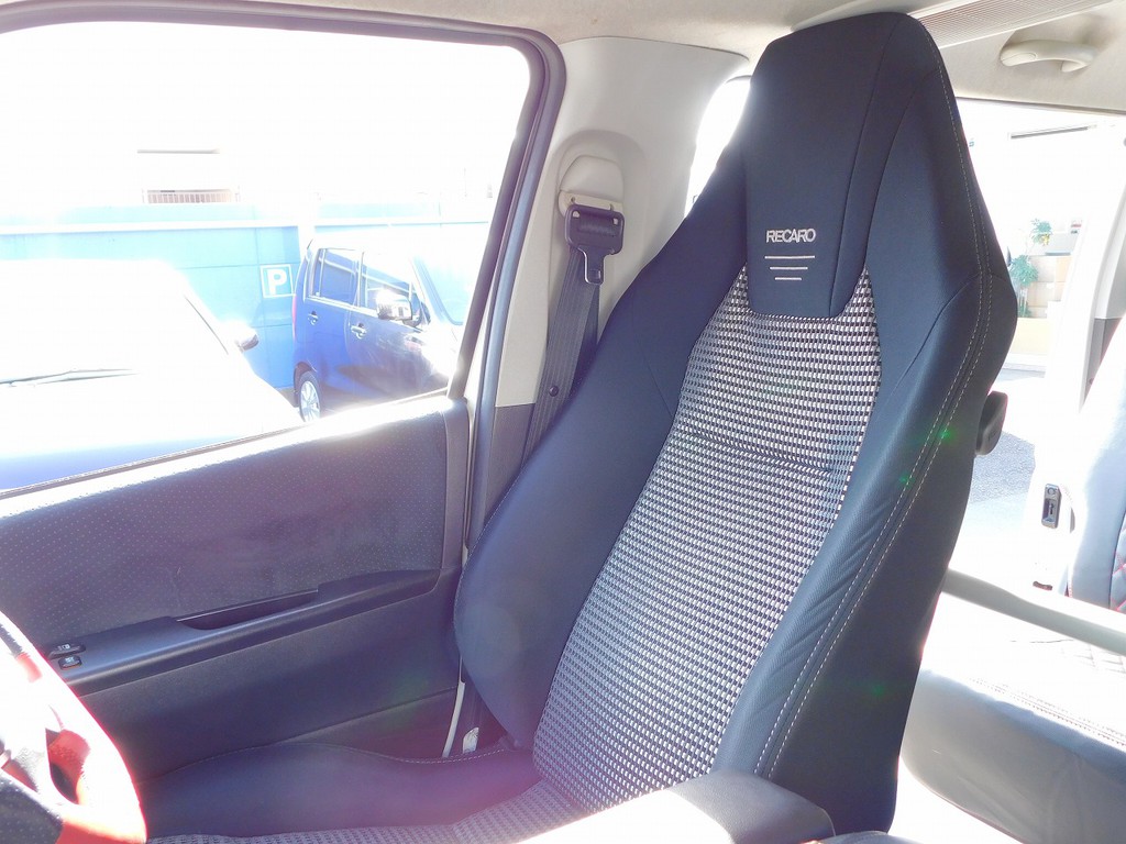 運転席にはレカロが装着されてます！ロングドライブも快適ですよっ♪買うと高い装備が付いてるのはうれしいですねっ♪