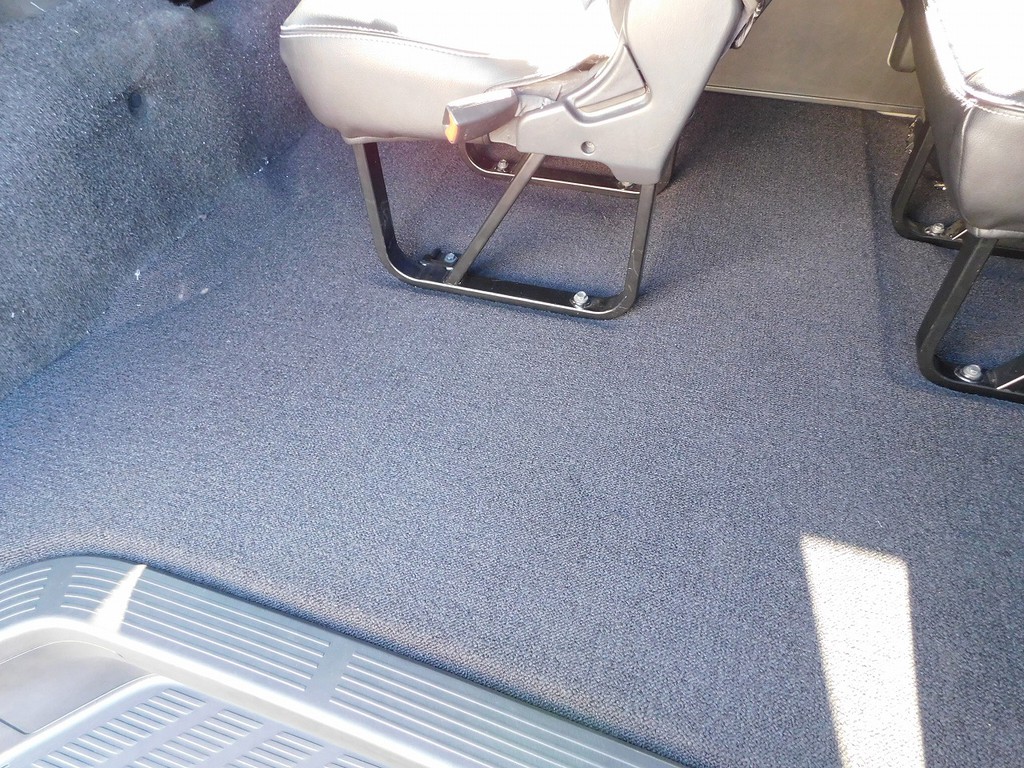分かりずらいですが床張り施工済みですのでフローリングのような硬さがありフニャフニャ感はありませんよっ♪