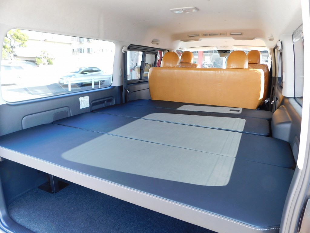ワイドボディ用のフラットタイプベッド搭載ですので車中泊もお手のもの！！！