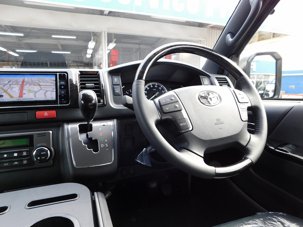 ステアリングとシフトノブは特別仕様車専用のマホガニー調ウッドコンビで高級感アップ♪
