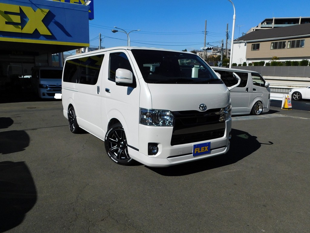 純白に輝くカスタムハイエースを相棒にしてみませんかっ♪